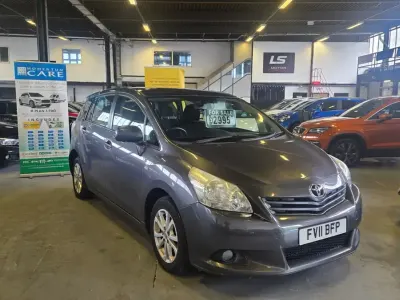 Usado Toyota Verso 132 HP (97 kW) 2011 Cinzento Monovolume