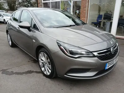 Usado Vauxhall Astra Design Edition 125 CV (91 kW) 2016 Gris Utilitario