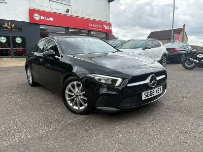 Begagnad Mercedes A180 2018 Svart Halvkombi