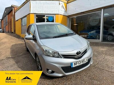 Begagnad Toyota Yaris SR 99 HK (72 kW) 2013 Silver Halvkombi