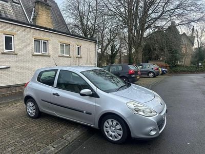 Silver Used 2011 Renault Clio II Hatchback | £1,495 (Super price)