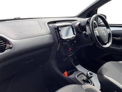 Begagnad Toyota Aygo Trend 70 HK (51 kW) 2021 Grå Halvkombi
