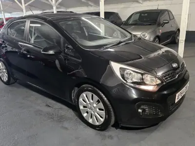 Begagnad Kia Rio 2015 Svart Halvkombi