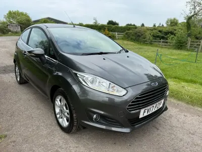 Begagnad Ford Fiesta Zetec 2017 Grå Halvkombi