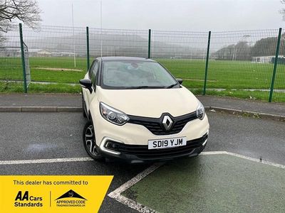 Used Renault Captur Iconic 90 HP (66 kW) 2019 Cream/black SUV