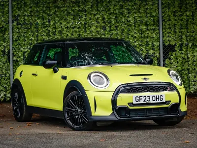 Used Mini Cooper S Exclusive 178 HP (130 kW) 2023 Yellow Hatchback