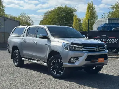 Käytetty Toyota HiLux 150 HP (110 kW) 2017 Hopea Nouto