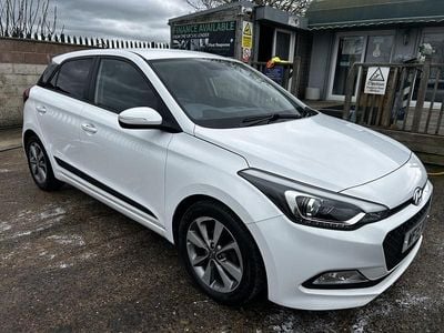 Used Hyundai i20 Premium 100 HP (73 kW) 2015 White Hatchback