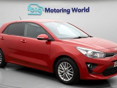Begagnad Kia Rio 101 HK (74 kW) 2022 Röd Halvkombi