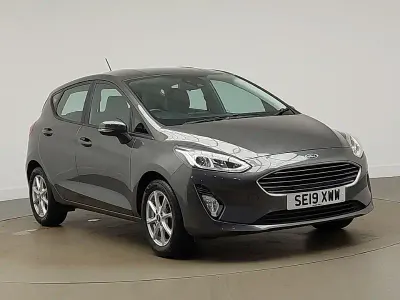 Usado Ford Fiesta Zetec 85 CV (62 kW) 2019 Gris Utilitario
