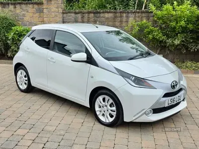 Used Toyota Aygo X-pure 69 HP (50 kW) 2016 White Hatchback