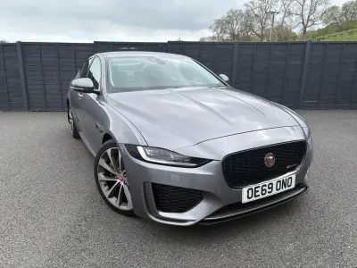 Usado Jaguar XE R-Dynamic 180 HP (132 kW) 2019 Cinzento Sedan