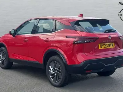 Begagnad Nissan Qashqai Acenta Premium 158 HK (116 kW) 2023 Röd SUV