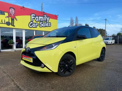 Usado Toyota Aygo X-cite 69 CV (50 kW) 2017 Amarillo Utilitario