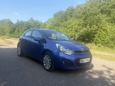 Used Kia Rio 109 HP (80 kW) 2013 Blue Hatchback