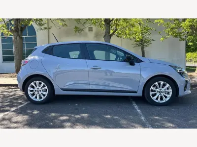 Begagnad Renault Clio V Evolution 143 HK (105 kW) 2025 Grå Halvkombi