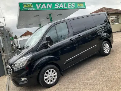 Usado Ford Transit Custom Limited 130 CV (95 kW) 2022 Negro Van