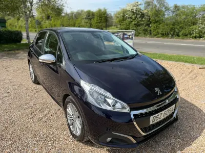 Used Peugeot 208 Signature Sky 82 HP (60 kW) 2019 Blue Hatchback