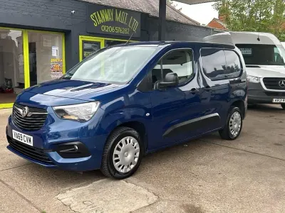 Używany Vauxhall Combo Sportive 100 KM (73 kW) 2020 Niebieski Minivan
