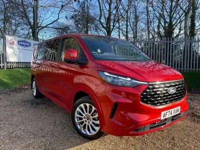 Usado Ford Tourneo Titanium 136 HP (100 kW) 2024 Vermelho Monovolume