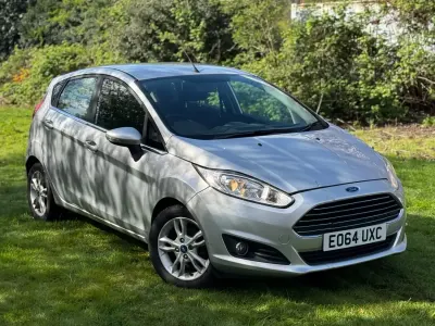 Używany Ford Fiesta Zetec 82 KM (60 kW) 2014 Srebrny Hatchback