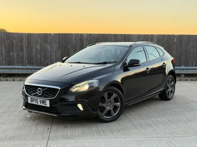 Begagnad Volvo V40 2015 Svart Halvkombi