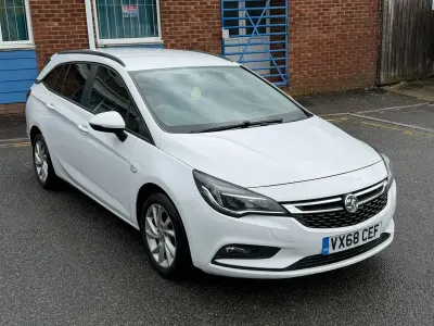 Used Vauxhall Astra Design Edition 136 HP (100 kW) 2018 White Estate