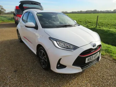 Używany Toyota Yaris Hybrid Design 114 KM (83 kW) 2021 Biały Hatchback