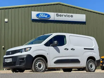 Begagnad Peugeot Partner Premium 131 HK (96 kW) 2023 Vit Minibuss