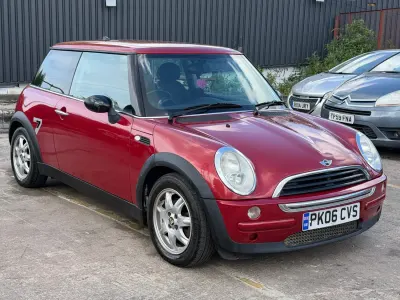 Begagnad Mini ONE Hatch 2006 Röd Halvkombi