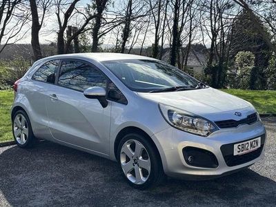 Begagnad Kia Rio 107 HK (78 kW) 2012 Silver Halvkombi