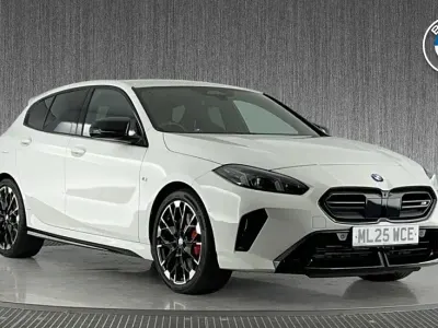 Begagnad BMW M135 Comfort Edition 296 HK (217 kW) 2025 Vit Halvkombi