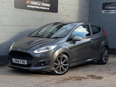 Usado Ford Fiesta ST-Line 140 HP (102 kW) 2016 Cinzento Citadino