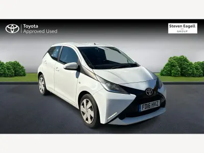 Used Toyota Aygo X-play 69 HP (50 kW) 2016 White Hatchback