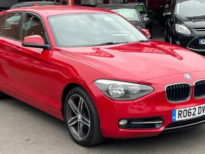 Begagnad BMW 120 Sport Line 2012 Röd Halvkombi