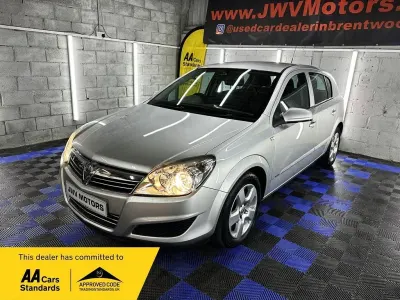 Usado Vauxhall Astra Club 90 CV (66 kW) 2008 Plateado Utilitario