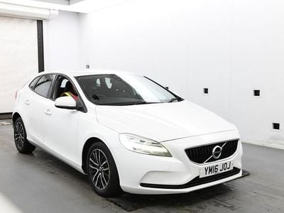 Used Volvo V40 Momentum 120 HP (88 kW) 2016 White Hatchback
