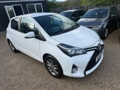 Used Toyota Yaris 99 HP (72 kW) 2015 White Hatchback