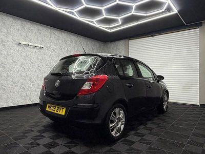 Begagnad Vauxhall Corsa Design Edition 89 HK (65 kW) 2009 Svart Halvkombi