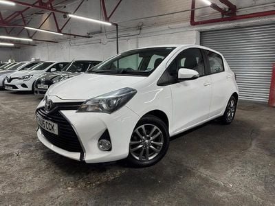 Used Toyota Yaris 99 HP (72 kW) 2015 White Hatchback