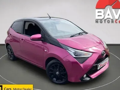 Usado Toyota Aygo X-cite 72 HP (52 kW) 2019 Roxo Citadino