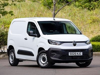 Solid icy white New 2025 Citroën Berlingo MPV | £17,798 (Fair price)