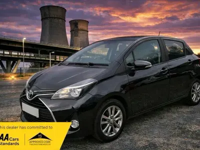 Używany Toyota Yaris 99 KM (72 kW) 2015 Czarny Hatchback