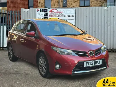 Usado Toyota Auris Multidrive S 132 HP (97 kW) 2013 Vermelho Citadino