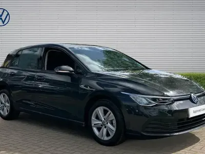 Begagnad VW Golf VIII Life 131 HK (96 kW) 2024 Halvkombi