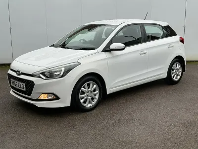 Used Hyundai i20 SE 90 HP (66 kW) 2016 White Hatchback