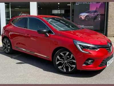 Used Renault Clio V Techno 90 HP (66 kW) 2023 Flame red  Hatchback