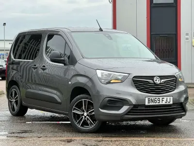 Usado Vauxhall Combo Design Edition 100 HP (73 kW) 2019 Cinzento Monovolume
