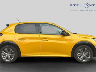 Second-hand Peugeot e-208 Allure Premium 98 kW (134 CP) 2022 Galben Hatchback