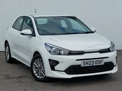 Begagnad Kia Rio 83 HK (61 kW) 2023 Vit Halvkombi